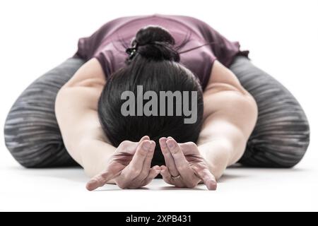 Donna che fa yoga sul set Foto Stock