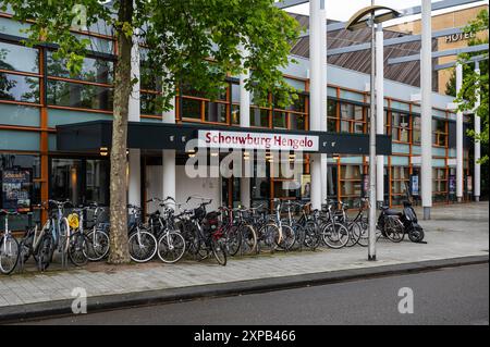 Hengelo, Overijssel, Paesi Bassi, 13 luglio 2024 - ingresso e stand di biciclette della sala del teatro Foto Stock