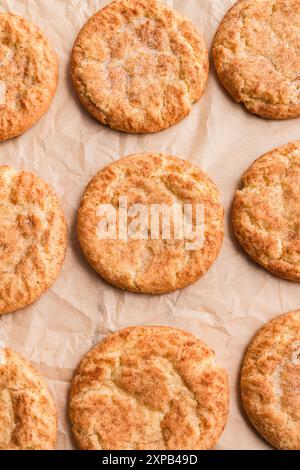 Biscotti snickerdoodle appena sfornati su carta pergamena Foto Stock