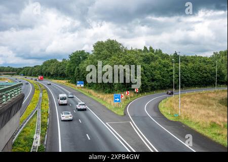 Hengelo, Overijssel, Paesi Bassi, 13 luglio 2024 - autostrada A1 e uscita curva Foto Stock