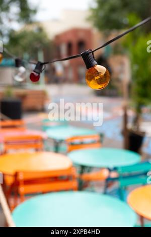 Colorata area pranzo all'aperto con luci a corda luminose Foto Stock