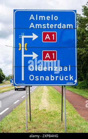 Hengelo, Overijssel, Paesi Bassi, 13 luglio 2024 - indicazioni stradali per l'autostrada A1 Foto Stock