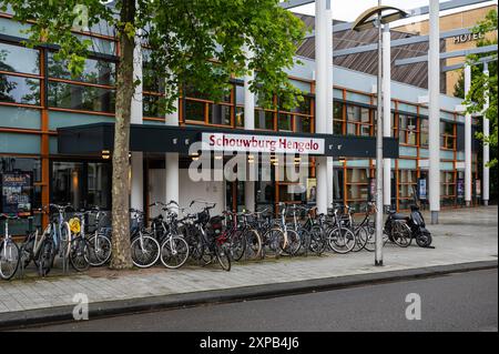 Hengelo, Overijssel, Paesi Bassi, 13 luglio 2024 - ingresso e stand di biciclette della sala del teatro Foto Stock