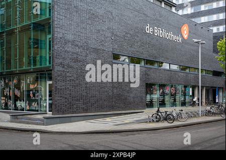 Hengelo, Overijssel, Paesi Bassi, 13 luglio 2024 - edificio contemporaneo della biblioteca locale Foto Stock