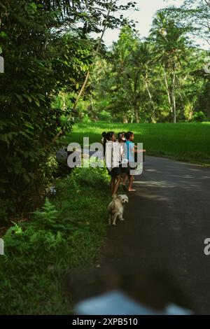 I bambini vanno al fiume per fare il bucato, la vita locale, Bali. Foto Stock