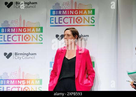 Il deputato laburista Jess Phillips è stato raffigurato al conteggio per le elezioni generali del 2024. Jess Phillips mantenne il suo posto per Birmingham Yardley, ma fu pesantemente derisa e sgridata durante il suo discorso di accettazione. Il deputato laburista ha parlato di come fosse stata infelice durante la campagna elettorale generale e i membri della sua opposizione al ghiaccio erano stati verbalmente attaccati durante la campagna elettorale. Ha parlato di come non sia stata in grado di portare i suoi figli al conte elettorale generale per paura di disordini e sicurezza. Foto Stock