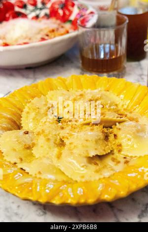 Ravioli di zucca con panko al ristorante Madonna napoletano, Varsavia, Polonia Foto Stock