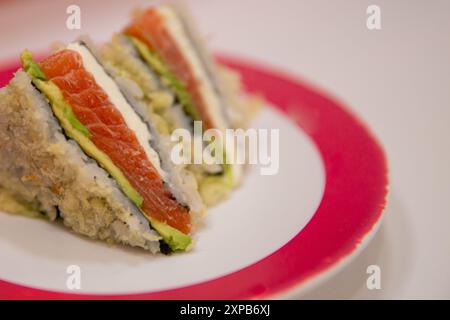 Salmone, avocado e panino di sushi al formaggio cremoso Foto Stock