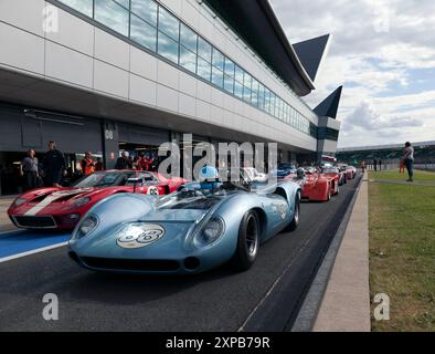 I concorrenti si schierano nella pit Lane internazionale, prima dell'inizio della FIA Masters Historic Sports Car Race, al Silverstone Classic 2016 Foto Stock