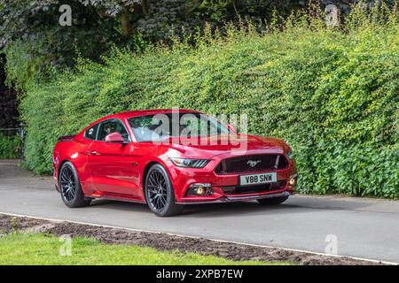 2017 Red Ford Mustang GT Auto; arrivo al Worden Park Motor Village per il Leyland Festival, Regno Unito Foto Stock