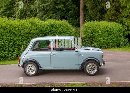 1966 60 anni Sessanta Speedwell Blue Austin Mini Car benzina motore 848 cc, motore originale A Series 848 cc, Austin Partner, Morris Mascot; arrivo al Worden Park Motor Village per il Leyland Festival, Regno Unito Foto Stock