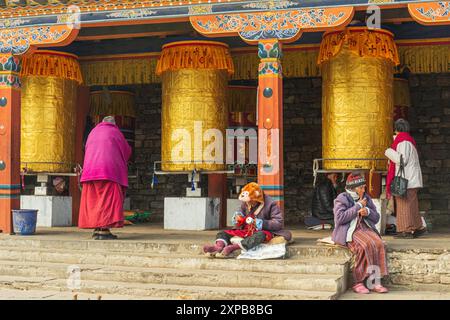 THIMPHU, BHUTAN GENNAIO 2017: Anziani bhutanesi che pregano nel complesso National Memorial Chorten a Thimphu, Bhutan. Foto Stock