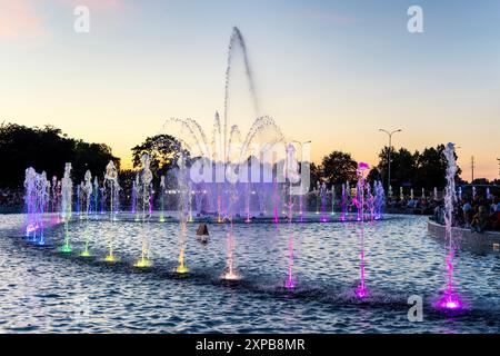 Fontana multimediale colorata e illuminata al tramonto (Fontanna Multimedialna), Varsavia, Polonia Foto Stock