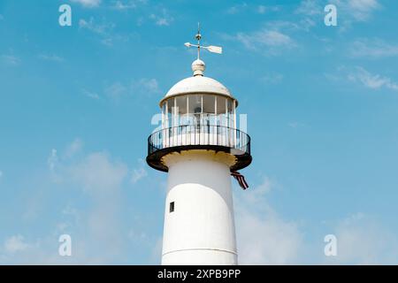 Primo piano del faro di Biloxi 1848 contro il cielo blu, Biloxi, Mississippi, Stati Uniti Foto Stock