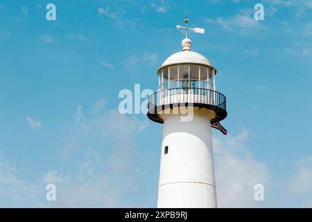 Primo piano del faro di Biloxi 1848 contro il cielo blu, Biloxi, Mississippi, Stati Uniti Foto Stock