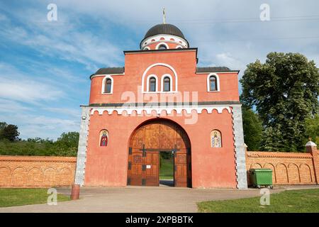 1 giugno 2024, Fruska Gora, Serbia: Monastero di Krusedol, un sito storico ortodosso serbo Foto Stock