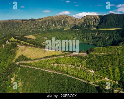 Strada per Lagoa de Santiago, terreno verde e strada tortuosa, Sao Miguel, Azzorre. Riprese 4K di alta qualità Foto Stock