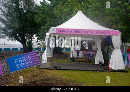 Cartelli all'ingresso dell'evento di surf per le Olimpiadi di Parigi 2024, Teahupo'o, Tahiti, Polinesia francese Foto Stock