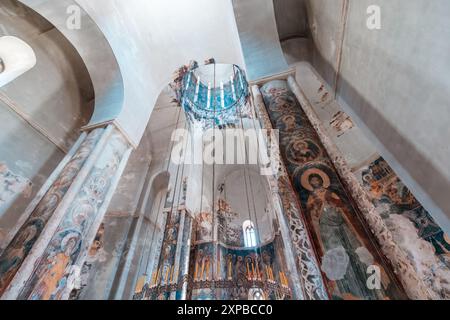 1 giugno 2024, Despotovac, Serbia: Il monastero di Manasija in Serbia espone intricati affreschi religiosi e architetture ornate all'interno della sua storica galleria Foto Stock