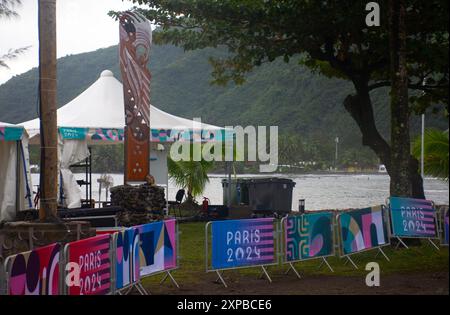 Cartelli all'evento di surf per le Olimpiadi di Parigi 2024, Teahupo'o, Tahiti, Polinesia francese Foto Stock