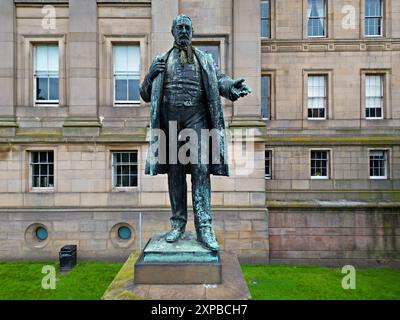 Vista in alto della statua di Sir Arthur Bower Forwood MP, che si trova nei St Johns Gardens sul retro di St Georges Hall Liverpool Regno Unito. Foto Stock