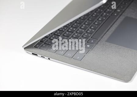 Sul pannello laterale del nuovo modello di notebook premium viene visualizzato il modello con USB tipo A, USB tipo C e porta audio. Foto Stock