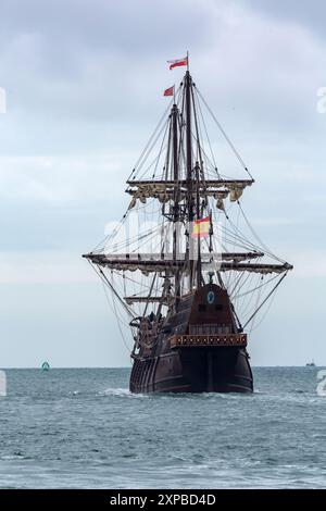 Poole, Dorset, Regno Unito. 5 agosto 2024. Il porto di Galeon Andalucia lascia Poole Harbour diretto verso i Paesi Bassi. La nave Galeon Andalucia è la replica di un galeone del XVI-XVII secolo, l'unico al mondo a navigare ai giorni nostri. E' attraccato al Poole Quay dal 31 luglio per permettere ai visitatori di esplorare i suoi ponti storici a scala reale. Crediti: Carolyn Jenkins/Alamy Live New Foto Stock