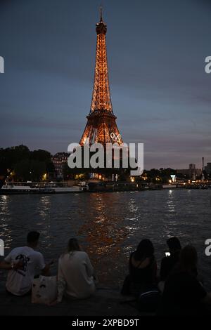 Parigi, Francia. 4 agosto 2024. Olympia, Parigi 2024, vista della Torre Eiffel illuminata. Credito: Sina Schuldt/dpa/Alamy Live News Foto Stock