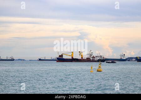 La nave cisterna General Cargo and Oil Products è ancorata nello stretto di Singapore. Foto Stock