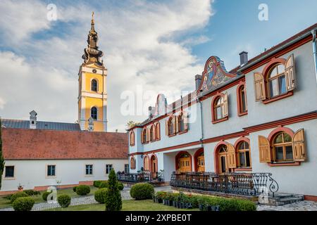1 giugno 2024, Fruska Gora, Serbia: Storico monastero di Grgeteg, simbolo del patrimonio religioso serbo, caratterizzato dalle sue pareti bianche, dall'intricato cupo Foto Stock
