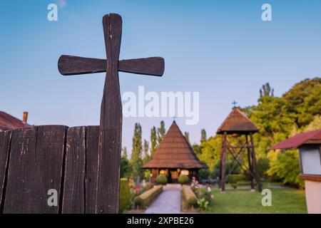 2 giugno 2024, Staro Selo, Serbia: Il Monastero di Pokajnica in Serbia presenta un esterno in legno unico, che mescola tradizione spirituale con la bellezza rurale in una Foto Stock