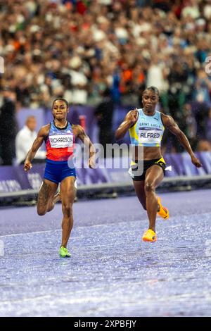 Julien Alfre (LCA) in gara nella finale femminile 100m, vince la medaglia d'oro con SHa'carri Richardson (USA) argento ai Giochi Olimpici estivi del 2024. Foto Stock