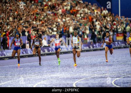 Julien Alfre (LCA) in gara nella finale femminile 100m, vince la medaglia d'oro con SHa'carri Richardson (USA) argento e Melissa Jefferson (USA) bronzo, ai Giochi Olimpici estivi del 2024. Foto Stock