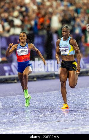 Julien Alfre (LCA) in gara nella finale femminile 100m, vince la medaglia d'oro con SHa'carri Richardson (USA) argento ai Giochi Olimpici estivi del 2024. Foto Stock