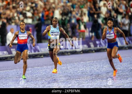 Julien Alfre (LCA) in gara nella finale femminile 100m, vince la medaglia d'oro con SHa'carri Richardson (USA) argento e Melissa Jefferson (USA) bronzo, ai Giochi Olimpici estivi del 2024. Foto Stock