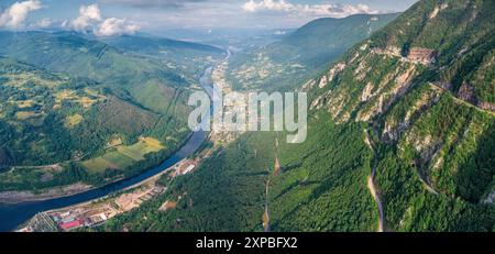 Paesaggio panoramico estivo del canyon del fiume Drina, circondato da lussureggianti colline e valli balcaniche Foto Stock