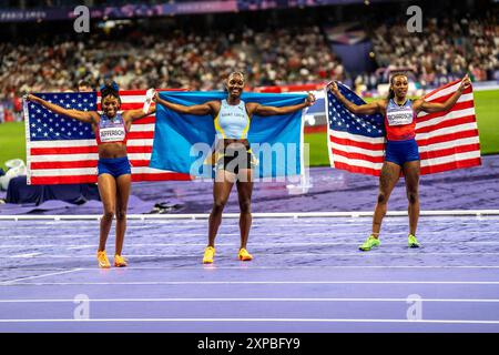 Julien Alfre (LCA) Womens 100m Final, medaglia d'oro con SHa'carri Richardson (USA) R Silver e Melissa Jefferson (USA) bronzo, ai Giochi Olimpici estivi del 2024. Foto Stock