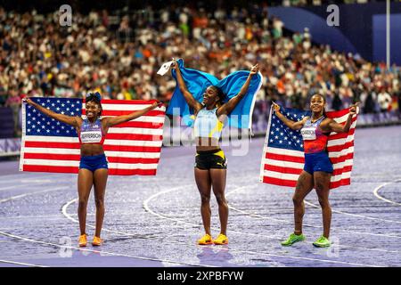 Julien Alfre (LCA) Womens 100m Final, medaglia d'oro con SHa'carri Richardson (USA) R Silver e Melissa Jefferson (USA) bronzo, ai Giochi Olimpici estivi del 2024. Foto Stock