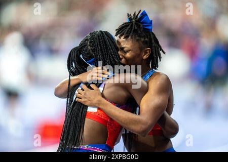 Melissa Jefferson (USA) vince la medaglia di bronzo nella finale femminile 100m, riceve un abbraccio dalla compagna di squadra Twanisha Terry ai Giochi Olimpici estivi del 2024. Foto Stock