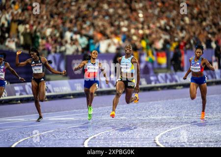 Julien Alfre (LCA) in gara nella finale femminile 100m, vince la medaglia d'oro con SHa'carri Richardson (USA) argento e Melissa Jefferson (USA) bronzo, ai Giochi Olimpici estivi del 2024. M Foto Stock