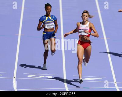 Parigi, Francia. 5 agosto 2024. Natalia Kaczmarek (R) della Polonia gareggia durante il 400 primo round femminile di atletica leggera ai Giochi Olimpici di Parigi 2024, in Francia, 5 agosto 2024. Crediti: Li Ying/Xinhua/Alamy Live News Foto Stock