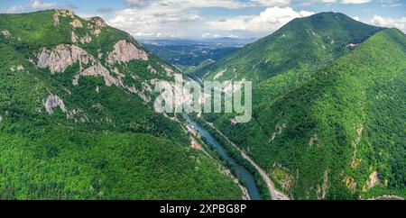 Splendida ripresa aerea della Gola di Ovcar Kablar in Serbia, che mostra il tortuoso fiume e il paesaggio aspro, perfetto per gli amanti della natura e gli escursionisti. Foto Stock