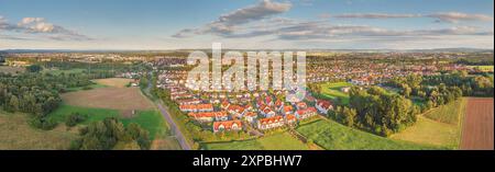 Panorama con droni della piccola città di Dieburg vicino a Darmstadt nell'Assia meridionale durante il giorno d'estate Foto Stock