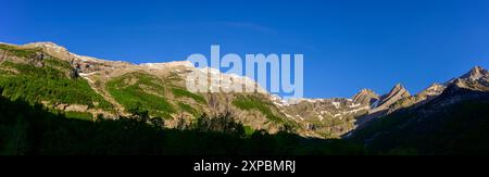 Le alte montagne raggiungono la prima luce del mattino, la valle di Pineta, il parco nazionale di Ordesa, Spagna Foto Stock