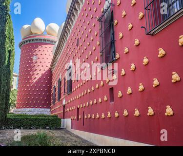 Figueres, Spagna - 3 agosto 2024: Esterno del Museo del Teatro Salvador Dalí, a Figueres, Catalogna Foto Stock