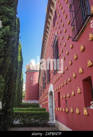 Figueres, Spagna - 3 agosto 2024: Esterno del Museo del Teatro Salvador Dalí, a Figueres, Catalogna Foto Stock