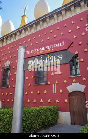 Figueres, Spagna - 3 agosto 2024: Esterno del Museo del Teatro Salvador Dalí, a Figueres, Catalogna Foto Stock