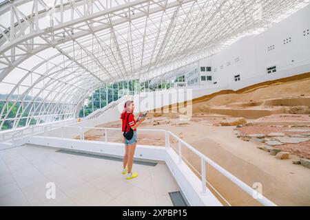 9 giugno 2024, Boljetin, Serbia: Donna nella sala espositiva di Lepenski Vir, per conoscere la storia e il patrimonio di questo famoso monumento Foto Stock