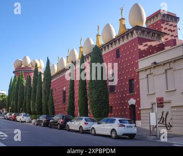 Figueres, Spagna - 3 agosto 2024: Esterno del Museo del Teatro Salvador Dalí, a Figueres, Catalogna Foto Stock