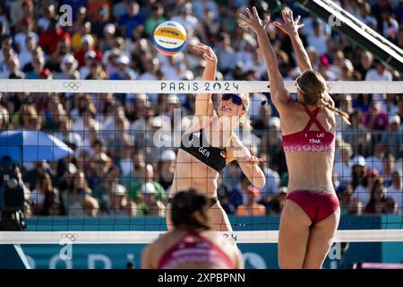 MUELLER Svenja, TILLMANN Cinja (Deutschland) vs GRAUDINA Tina, SAMOILOVA Anastasija (Lettland), im Bild MUELLER Svenja, AM Ball, fra, Olympische Spiele Paris 2024, Beachvolley, Frauen Achtelfinale, 05.08.2024 foto: Eibner-Pressefoto/Michael Memmler Foto Stock